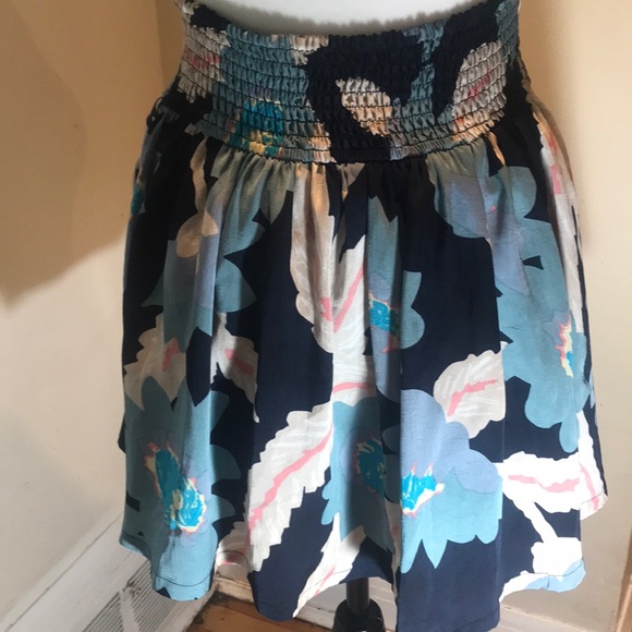 “FREE PEOPLE” Short Floral Skirt. - Picture 4 of 9